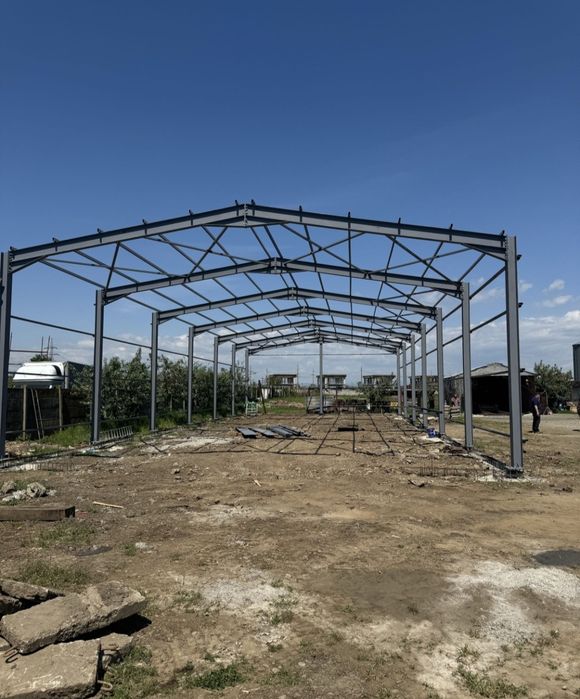 Această structură metalică este un șopron nou, solid și durabil, ideal