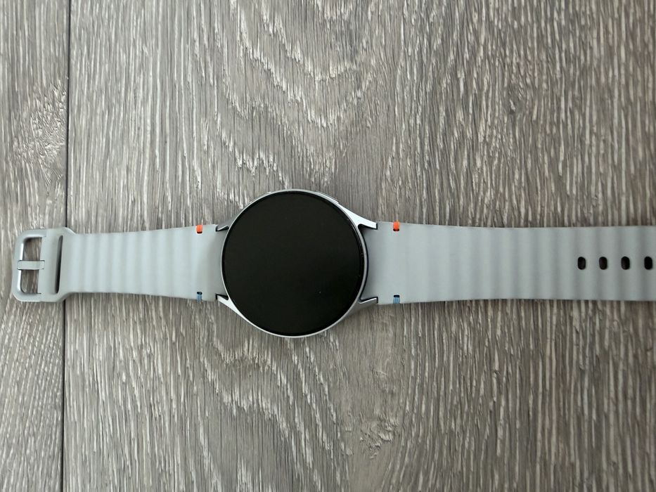 Samsung Galaxy Watch 7 44mm - отлично състояние , с гаранция и допълнителни каишки