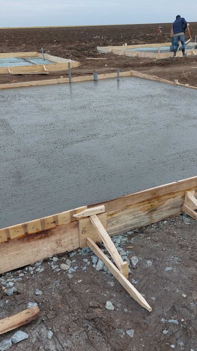 Vand casute lemn in  23 august, aproape statiuni, 16 km de  Nibiru.