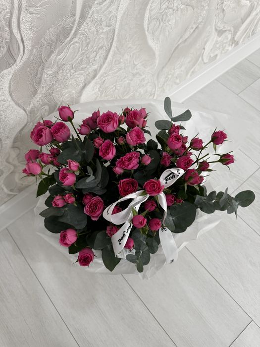 Розовые кустовые розы