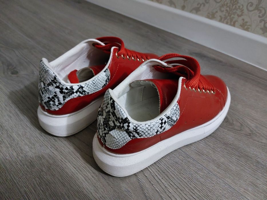 Кроссовки женские