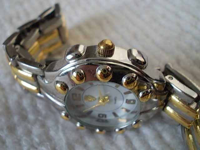 Красив дамски часовник Peugeot