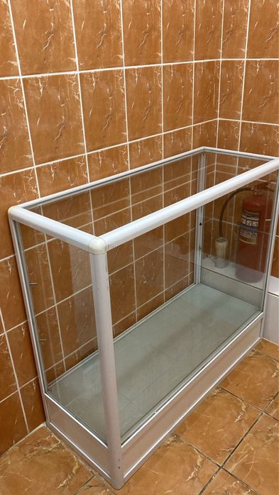 Прилавок стеклянный б/у