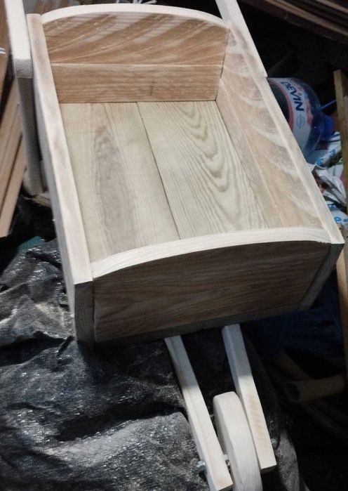 Продавам ръчно изработени кашпи, ръчни колиички, бунари и др.