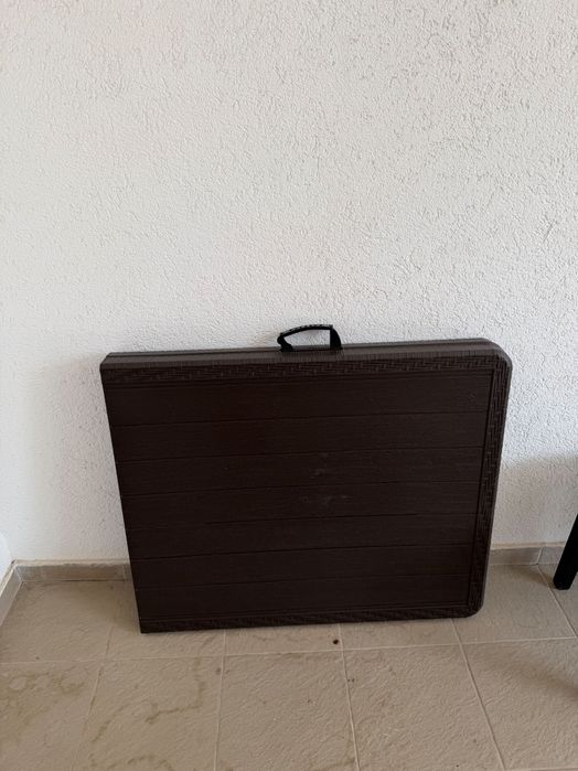 O masă pilabila pentru casa sau gradina