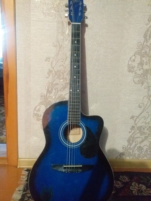 Продам гитару,почти новая