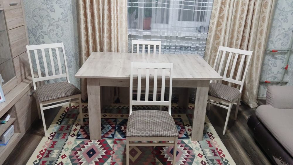 Стол со стульями обеденный