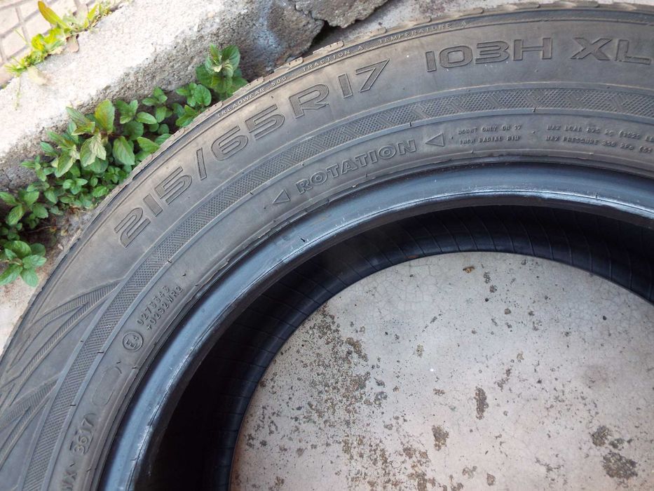vand 2 anvelope de iarna 215/65/17 nokian wr suv3 pret 250lei amandoua