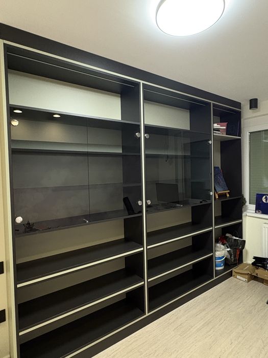 Bibliotecă living modernă cu vitrine – 299 × 248 cm – 300 lei