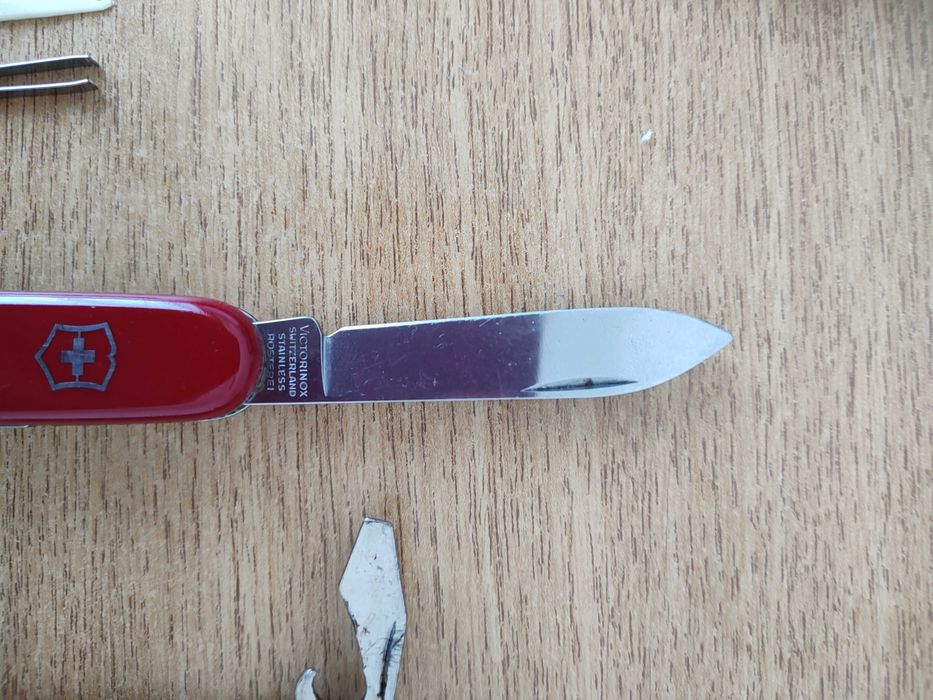 De vanzare doua bricege                          multifunctionale Victorinox si Solingen