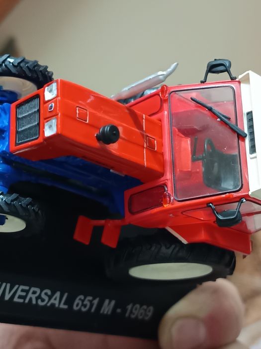 auto UTB 1/43 machetă nou + revistă