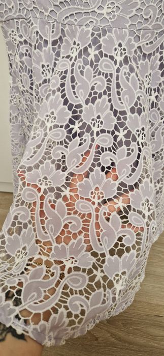 Рокля в нежно лилав цвят и бяла дантела