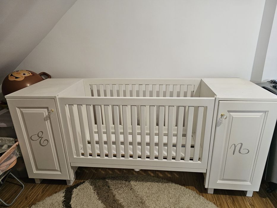 Patut din lemn cu dulap