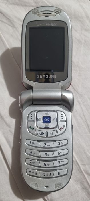 Мобилен телефон SAMSUNG  сгъваем тип Мида