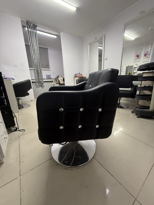Продаю 2 парикмахерские кресла