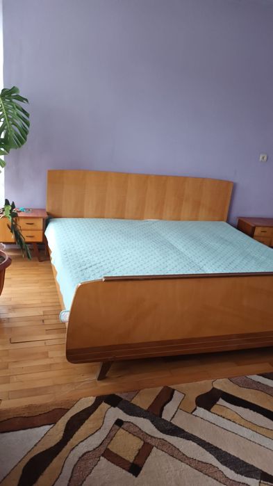 Pat mare , cu  2 saltele și 2 noptiere