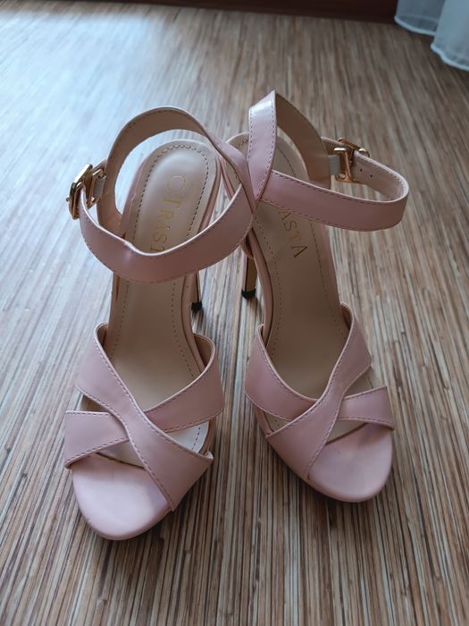 Розовые босоножки 35