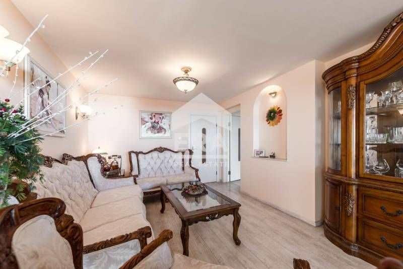 Четириетажна обзаведена къща за продажба, с двор, 4 гаража и морска па