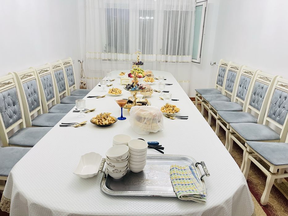 Стол стулья для зала