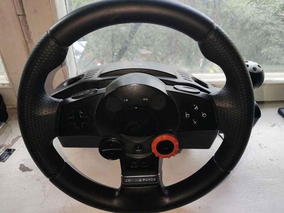 Продается игровой руль driving force gt.