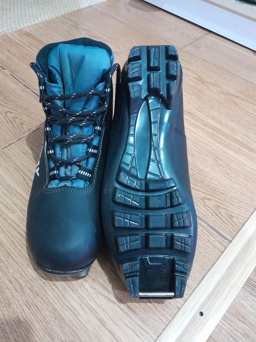 Продам лыжные ботинки