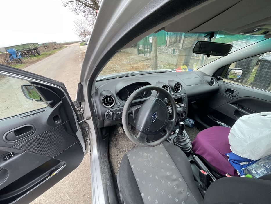 Vând Ford fiesta