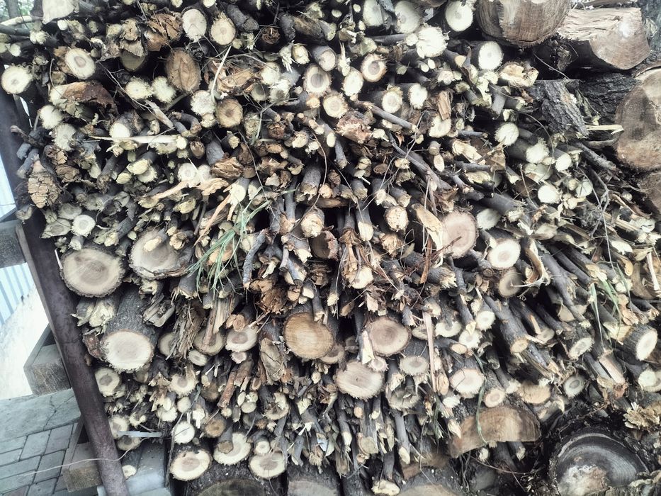 Дрова спиленные весной сухие 7-9 кубов примерно