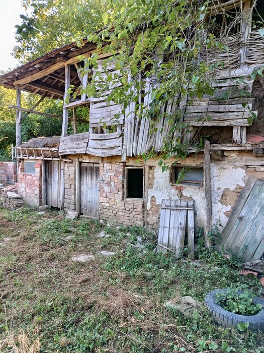Продава се къща с двор
