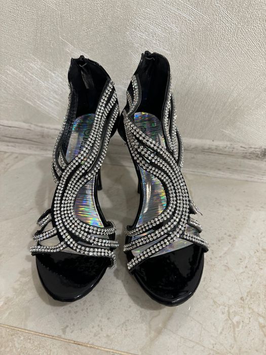 Pantofii sunt eleganti. Marimea 37