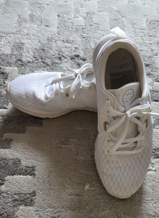 Дамски бели маратонки, Nike
