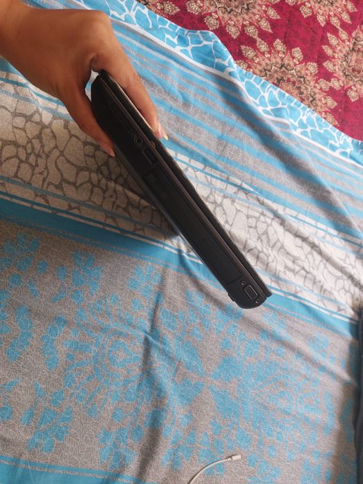 Hp noutbuk sotiladi holati zur qiz bola ishlatgan