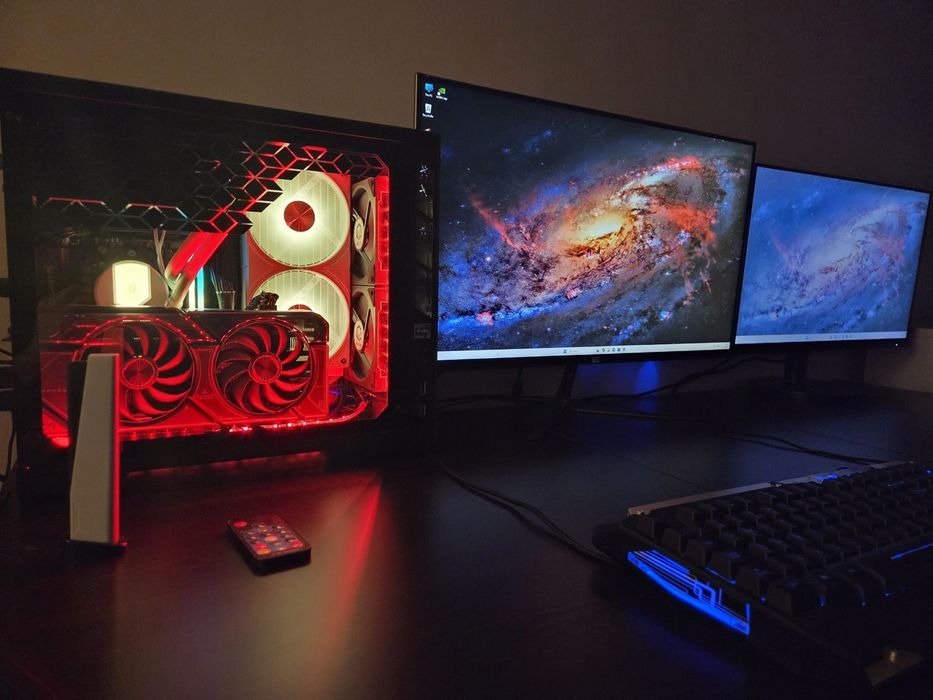 Геймърски комп.  RTX4070 32GB RAM 2 монитора