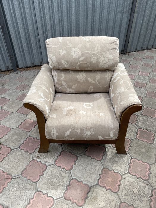 Продам кресло. Дерево.