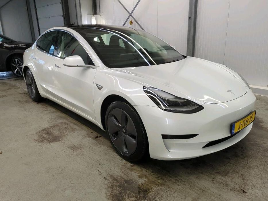 Tesla Model 3 Este ca noua.