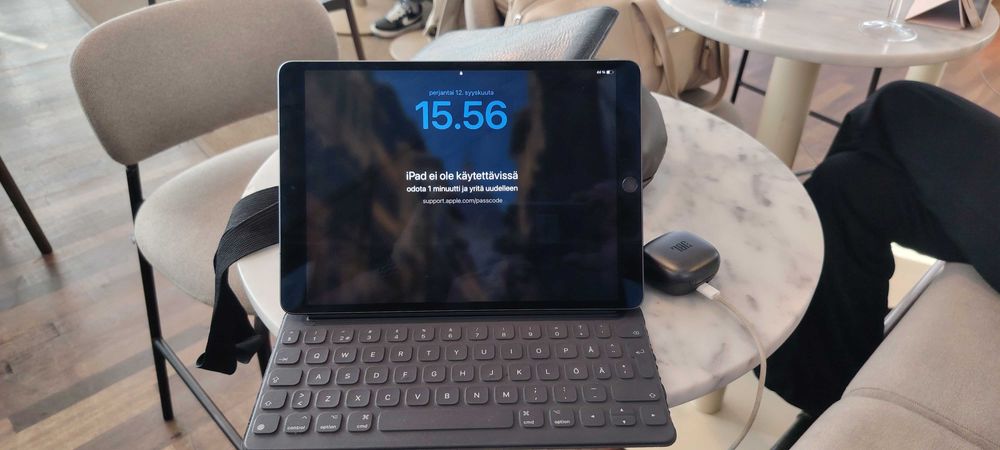 Продавам Apple за iPad Air 3-то поколение от 2019 г Wi-Fi + LTE връзка