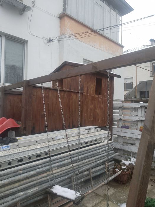 Детска къщичка с пързалка и люлки