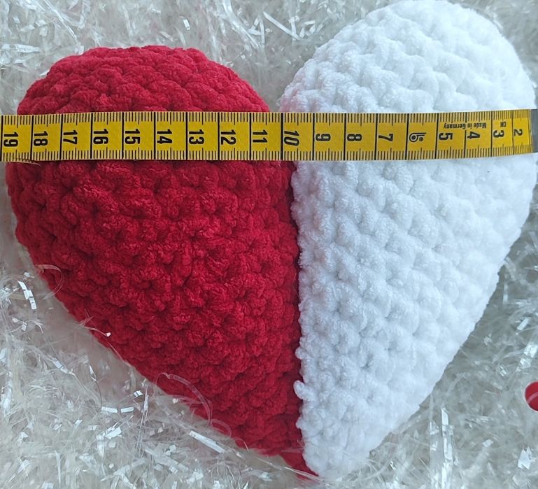 Плетено сърце в червено и бяло