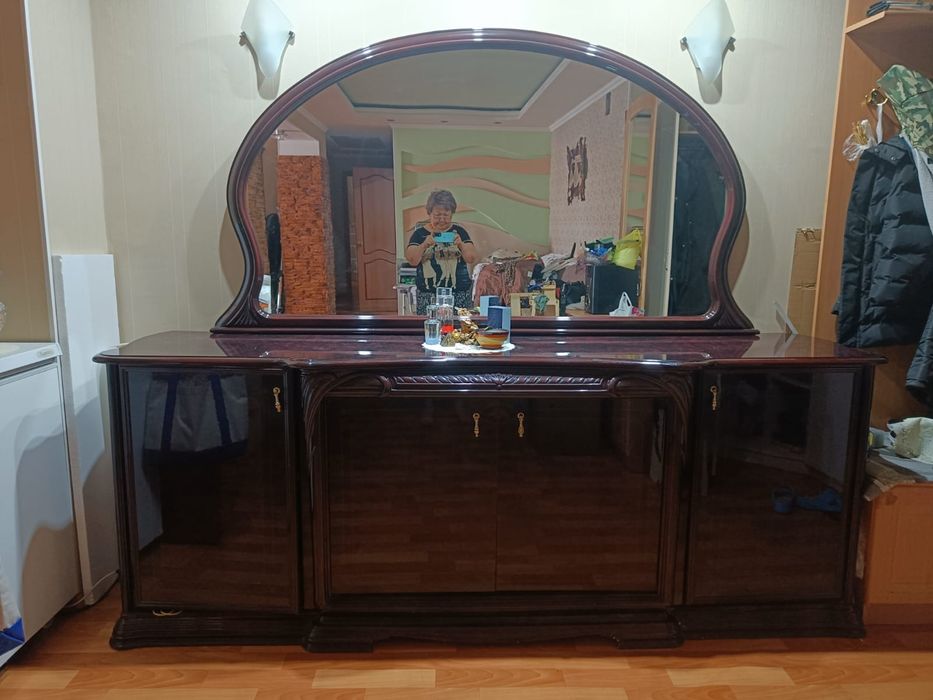 Продам сервант и тримо с зеркалом