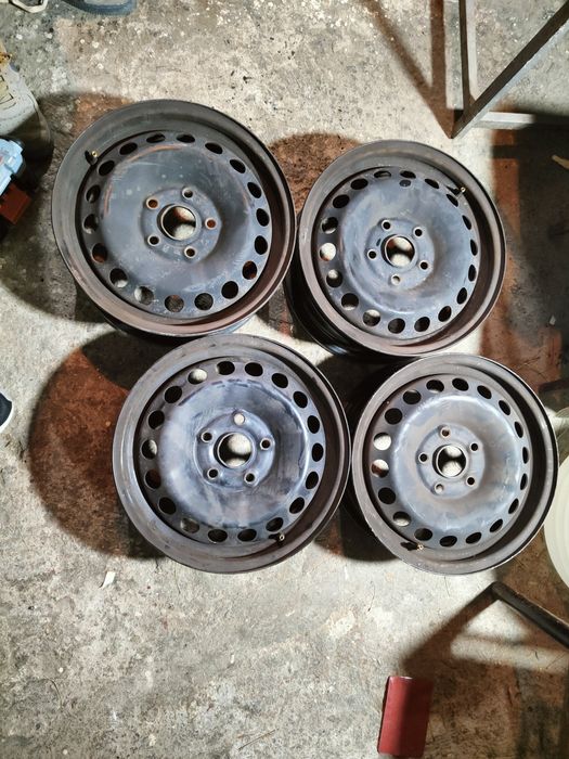 Продавам 4бр 15 цола железни джанти 5*112 и оригинални тасове за шкода