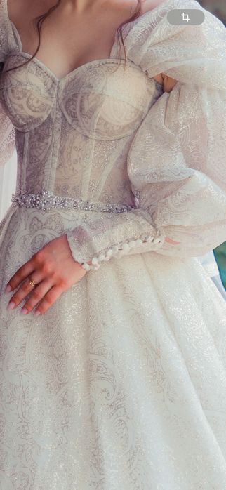 Свадебное платье с фатой, рукавами и кругом