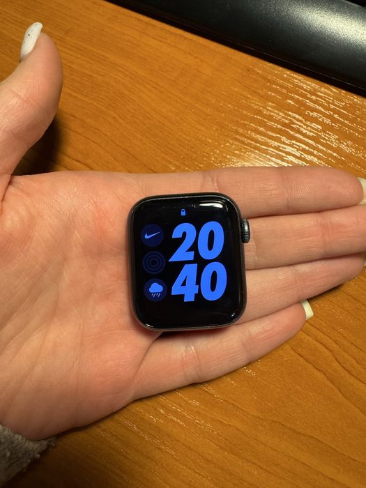 Часовник Apple Watch Nike SE
