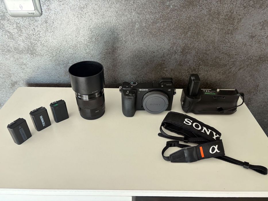 Sony a6500 + sony 50 mm f1.8 комплект с 3 батерии и грип