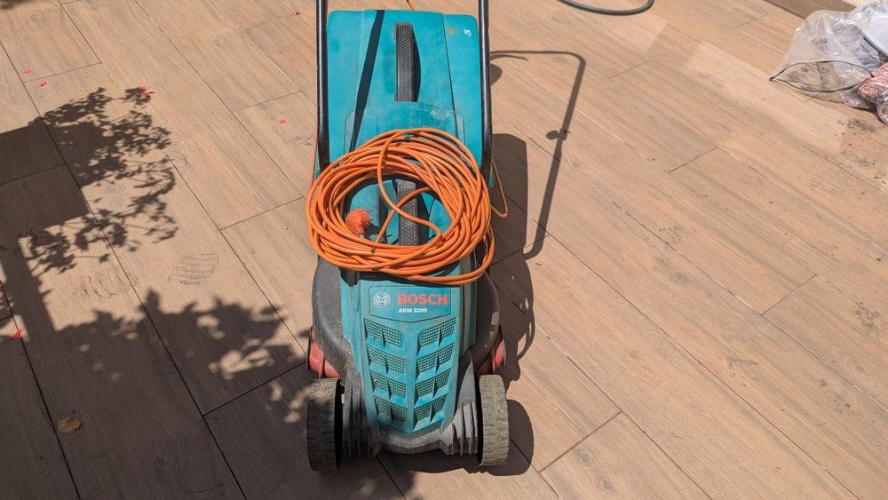 Vând mașina de tuns iarba Bosch ARM 3200