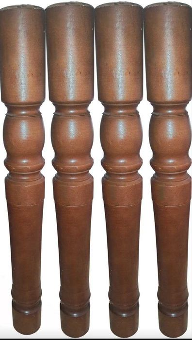 Длинный стол с длинными круглыми,красивыми ножками