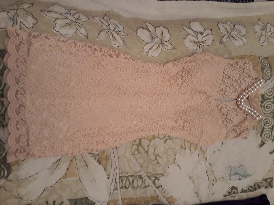 Женское платье. Размер s-ка. Цвет свелый беж с  искусственным жемчугом