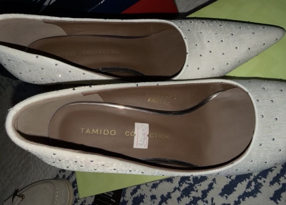 Нарядные туфли со стразами