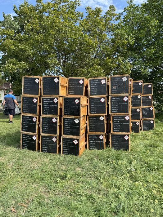 Военни дървени сандъци за пчелни кошери.