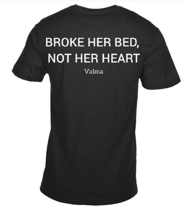 "Broke her bed, not her heart" тениска