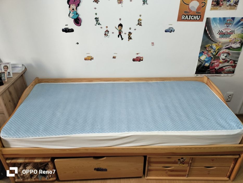 Pat copil aproape nou