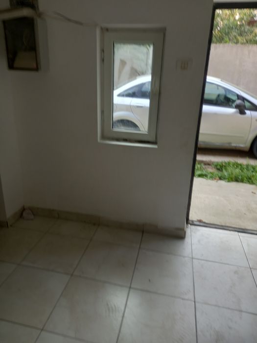 Închiriez casă la curte